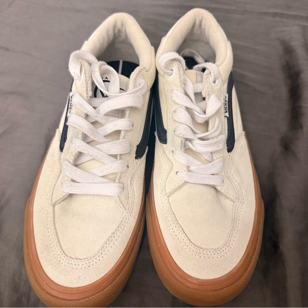 Vans Men's 6.5 White Suede Sneakers with Black Stripe and Gum Sole